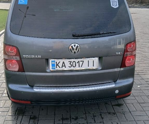 Серый Фольксваген Туран, объемом двигателя 1.4 л и пробегом 277 тыс. км за 6300 $, фото 1 на Automoto.ua