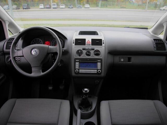 Серый Фольксваген Туран, объемом двигателя 1.6 л и пробегом 218 тыс. км за 8600 $, фото 12 на Automoto.ua