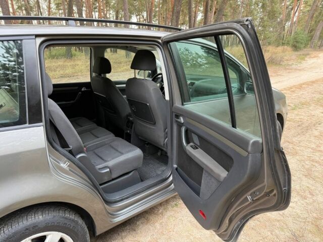 Серый Фольксваген Туран, объемом двигателя 1.6 л и пробегом 246 тыс. км за 5950 $, фото 7 на Automoto.ua