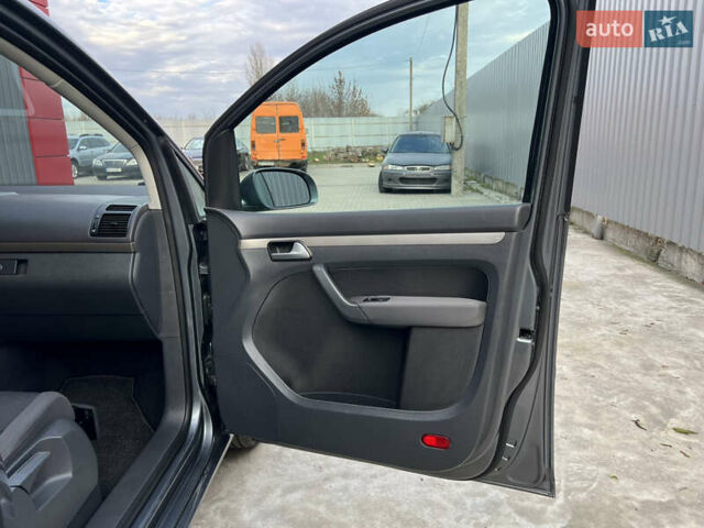 Серый Фольксваген Туран, объемом двигателя 1.6 л и пробегом 217 тыс. км за 8200 $, фото 62 на Automoto.ua