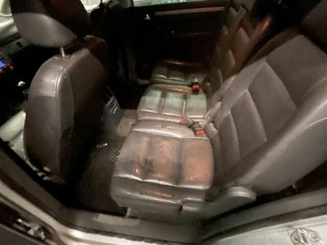 Серый Фольксваген Туран, объемом двигателя 1.9 л и пробегом 300 тыс. км за 1950 $, фото 7 на Automoto.ua