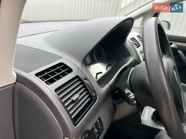 Серый Фольксваген Туран, объемом двигателя 1.6 л и пробегом 217 тыс. км за 8200 $, фото 40 на Automoto.ua