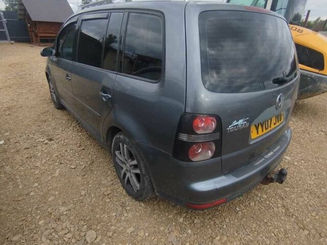 Серый Фольксваген Туран, объемом двигателя 1.9 л и пробегом 250 тыс. км за 3400 $, фото 6 на Automoto.ua