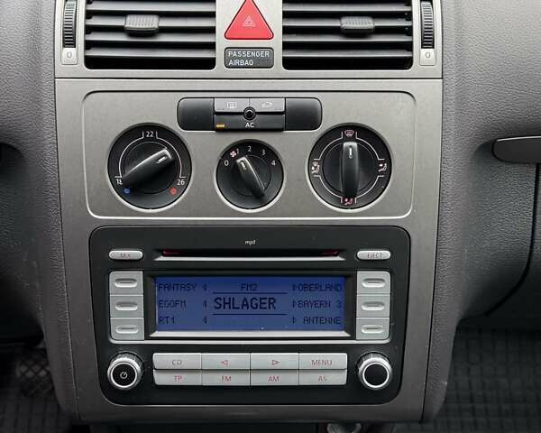 Серый Фольксваген Туран, объемом двигателя 1.6 л и пробегом 251 тыс. км за 6950 $, фото 28 на Automoto.ua