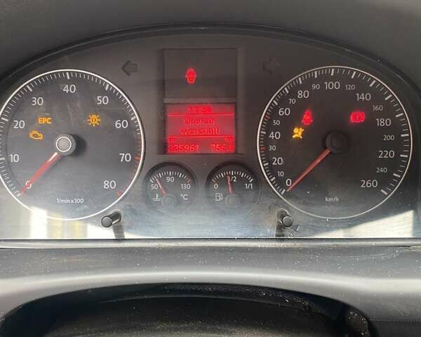 Серый Фольксваген Туран, объемом двигателя 1.6 л и пробегом 225 тыс. км за 6000 $, фото 12 на Automoto.ua