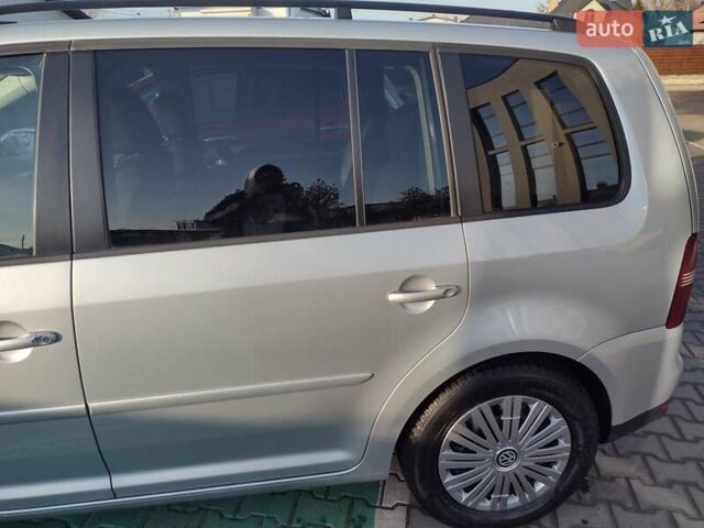 Серый Фольксваген Туран, объемом двигателя 1.6 л и пробегом 256 тыс. км за 6200 $, фото 3 на Automoto.ua