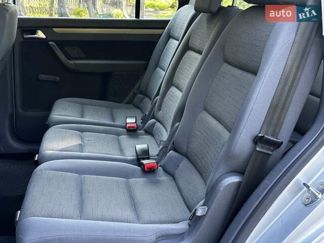 Сірий Фольксваген Туран, об'ємом двигуна 1.6 л та пробігом 230 тис. км за 6750 $, фото 91 на Automoto.ua