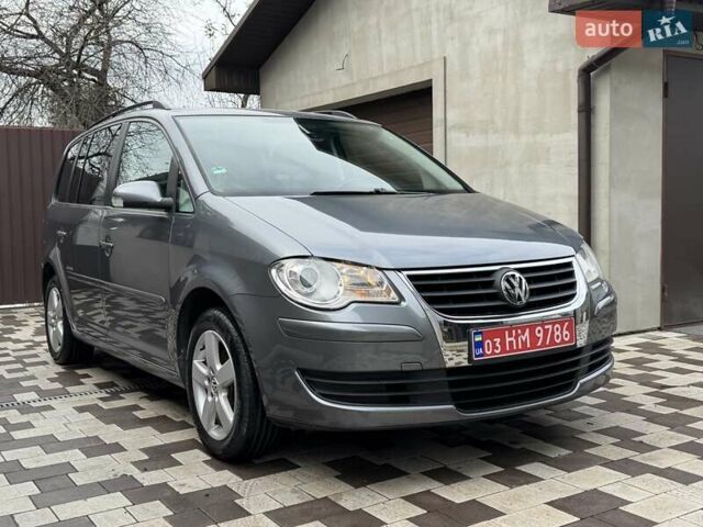 Серый Фольксваген Туран, объемом двигателя 1.6 л и пробегом 251 тыс. км за 6950 $, фото 2 на Automoto.ua