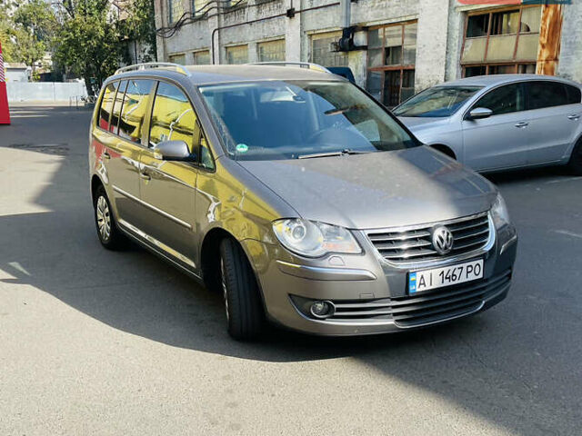 Серый Фольксваген Туран, объемом двигателя 1.39 л и пробегом 220 тыс. км за 4800 $, фото 1 на Automoto.ua