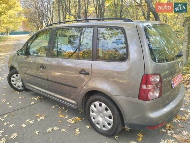 Серый Фольксваген Туран, объемом двигателя 1.6 л и пробегом 227 тыс. км за 7200 $, фото 5 на Automoto.ua