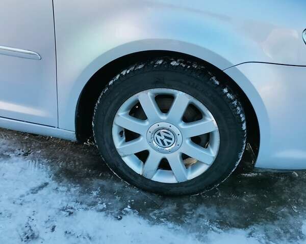 Серый Фольксваген Туран, объемом двигателя 1.4 л и пробегом 203 тыс. км за 7200 $, фото 5 на Automoto.ua