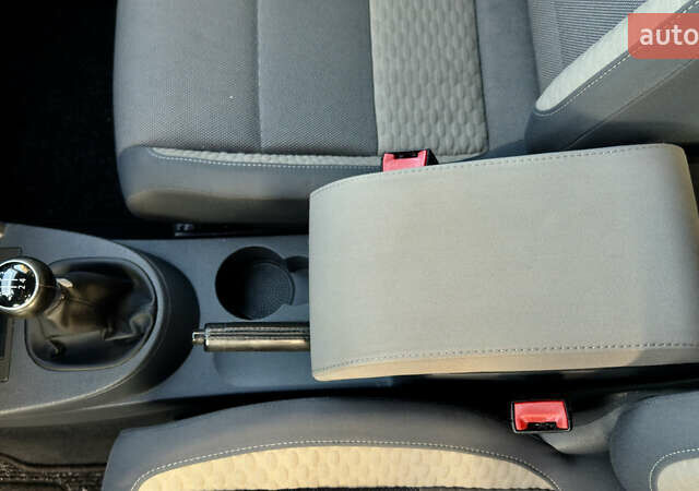 Сірий Фольксваген Туран, об'ємом двигуна 1.6 л та пробігом 218 тис. км за 8400 $, фото 29 на Automoto.ua