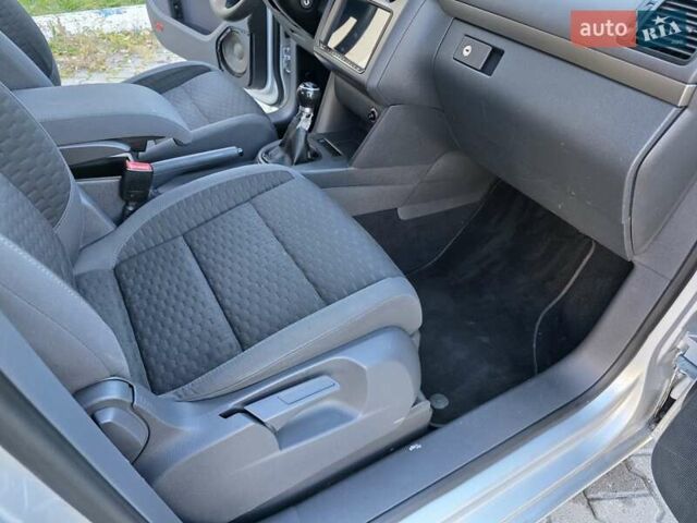 Серый Фольксваген Туран, объемом двигателя 1.6 л и пробегом 225 тыс. км за 6700 $, фото 41 на Automoto.ua