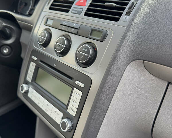 Серый Фольксваген Туран, объемом двигателя 1.6 л и пробегом 199 тыс. км за 7699 $, фото 47 на Automoto.ua