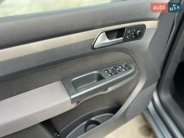 Серый Фольксваген Туран, объемом двигателя 1.6 л и пробегом 217 тыс. км за 8200 $, фото 35 на Automoto.ua