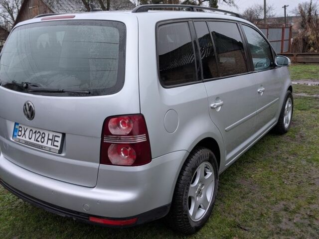 Серый Фольксваген Туран, объемом двигателя 1.4 л и пробегом 211 тыс. км за 5500 $, фото 2 на Automoto.ua