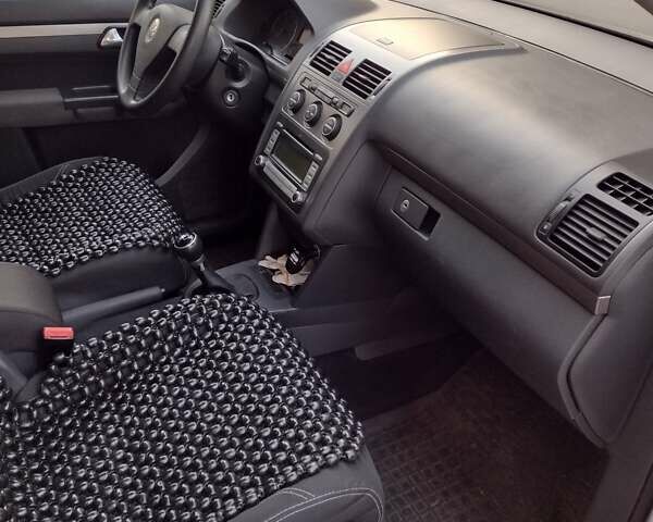 Серый Фольксваген Туран, объемом двигателя 1.6 л и пробегом 256 тыс. км за 6200 $, фото 22 на Automoto.ua