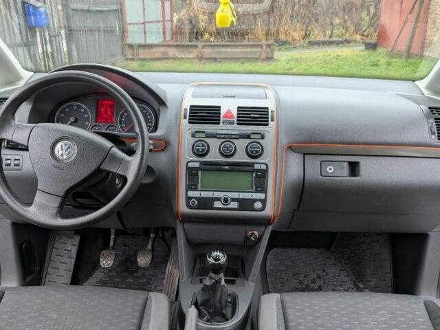 Серый Фольксваген Туран, объемом двигателя 1.4 л и пробегом 211 тыс. км за 5500 $, фото 6 на Automoto.ua