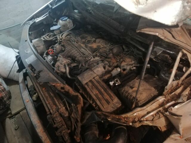 Серый Фольксваген Туран, объемом двигателя 2 л и пробегом 200 тыс. км за 3000 $, фото 1 на Automoto.ua