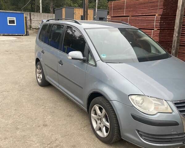 Серый Фольксваген Туран, объемом двигателя 1.6 л и пробегом 225 тыс. км за 6000 $, фото 1 на Automoto.ua