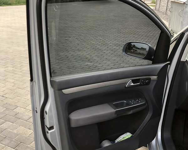 Сірий Фольксваген Туран, об'ємом двигуна 1.98 л та пробігом 360 тис. км за 5850 $, фото 6 на Automoto.ua