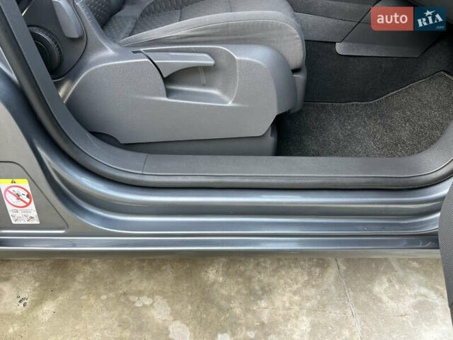 Серый Фольксваген Туран, объемом двигателя 1.6 л и пробегом 217 тыс. км за 8200 $, фото 68 на Automoto.ua