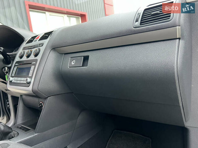 Серый Фольксваген Туран, объемом двигателя 1.6 л и пробегом 217 тыс. км за 8200 $, фото 87 на Automoto.ua