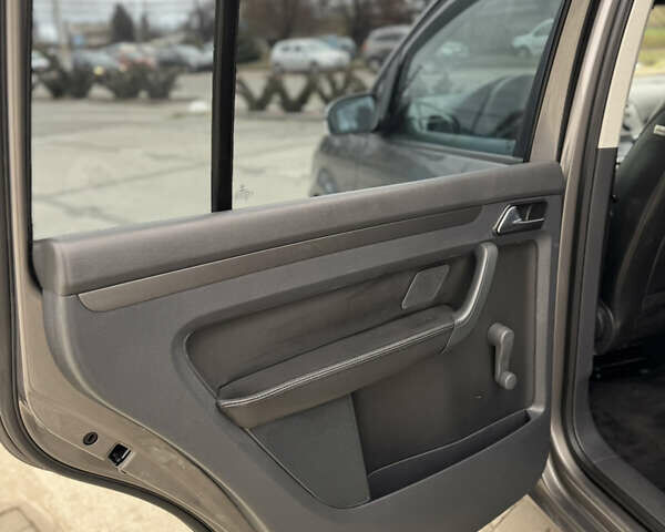 Серый Фольксваген Туран, объемом двигателя 1.6 л и пробегом 222 тыс. км за 7800 $, фото 29 на Automoto.ua