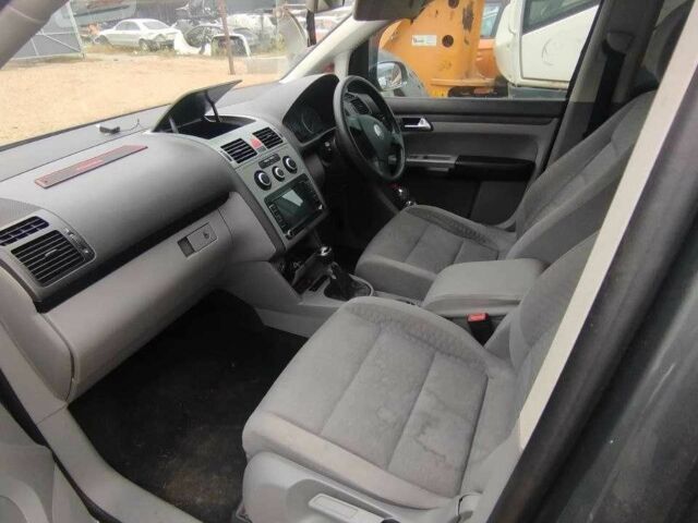 Серый Фольксваген Туран, объемом двигателя 1.9 л и пробегом 250 тыс. км за 3400 $, фото 10 на Automoto.ua