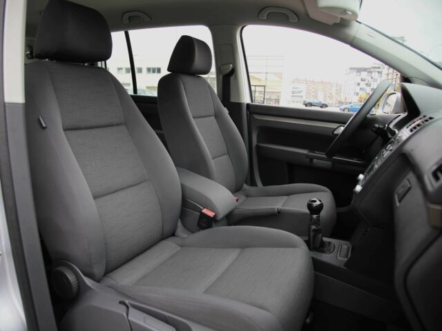 Серый Фольксваген Туран, объемом двигателя 1.6 л и пробегом 218 тыс. км за 8600 $, фото 10 на Automoto.ua