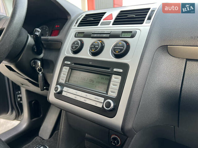 Серый Фольксваген Туран, объемом двигателя 1.6 л и пробегом 217 тыс. км за 8200 $, фото 70 на Automoto.ua