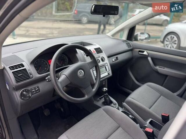 Серый Фольксваген Туран, объемом двигателя 1.6 л и пробегом 232 тыс. км за 7200 $, фото 4 на Automoto.ua