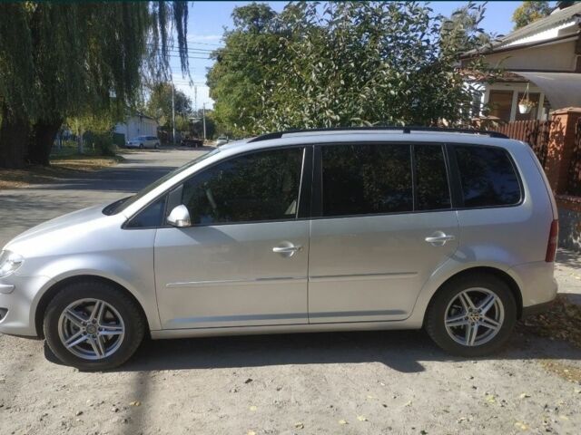 Серый Фольксваген Туран, объемом двигателя 1.4 л и пробегом 216 тыс. км за 6600 $, фото 2 на Automoto.ua