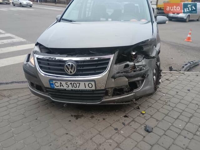 Сірий Фольксваген Туран, об'ємом двигуна 1.6 л та пробігом 257 тис. км за 4500 $, фото 4 на Automoto.ua