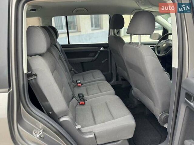 Серый Фольксваген Туран, объемом двигателя 1.6 л и пробегом 232 тыс. км за 7200 $, фото 2 на Automoto.ua