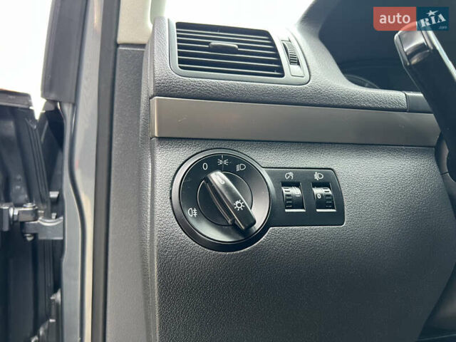 Серый Фольксваген Туран, объемом двигателя 1.6 л и пробегом 217 тыс. км за 8200 $, фото 41 на Automoto.ua