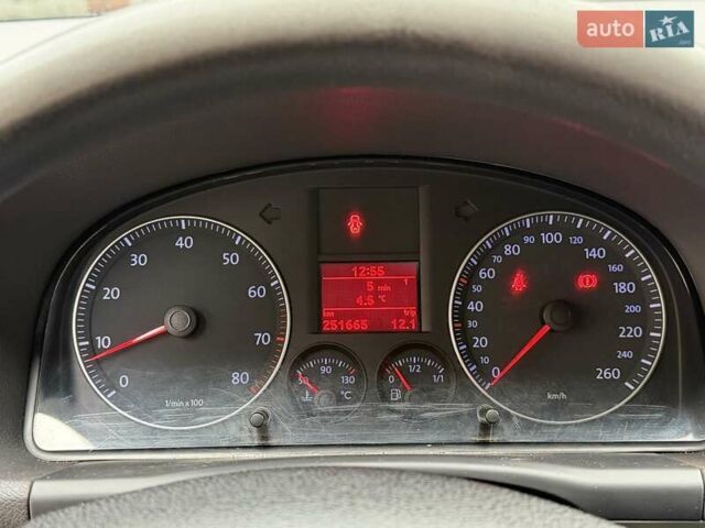 Серый Фольксваген Туран, объемом двигателя 1.6 л и пробегом 251 тыс. км за 6950 $, фото 27 на Automoto.ua