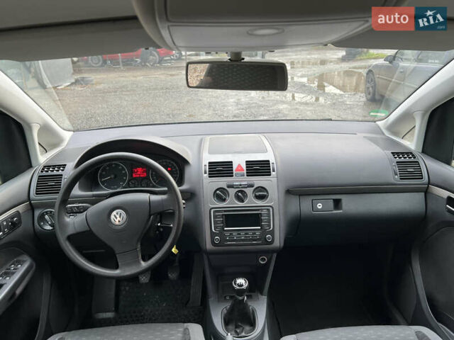 Сірий Фольксваген Туран, об'ємом двигуна 1.39 л та пробігом 208 тис. км за 7200 $, фото 12 на Automoto.ua