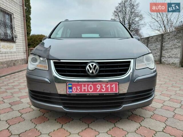 Серый Фольксваген Туран, объемом двигателя 1.6 л и пробегом 196 тыс. км за 7499 $, фото 4 на Automoto.ua