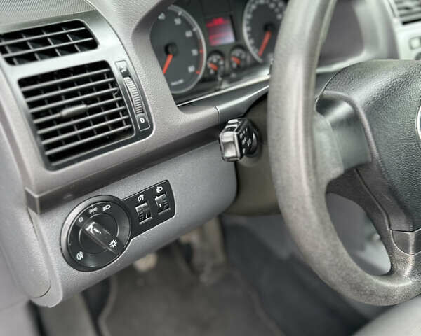 Серый Фольксваген Туран, объемом двигателя 1.4 л и пробегом 238 тыс. км за 6400 $, фото 27 на Automoto.ua