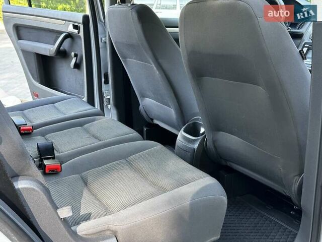 Сірий Фольксваген Туран, об'ємом двигуна 1.6 л та пробігом 230 тис. км за 6750 $, фото 93 на Automoto.ua