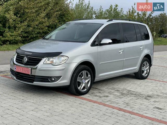 Серый Фольксваген Туран, объемом двигателя 1.9 л и пробегом 263 тыс. км за 7400 $, фото 1 на Automoto.ua