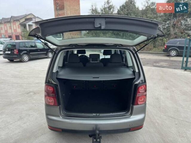 Серый Фольксваген Туран, объемом двигателя 1.6 л и пробегом 232 тыс. км за 7200 $, фото 7 на Automoto.ua