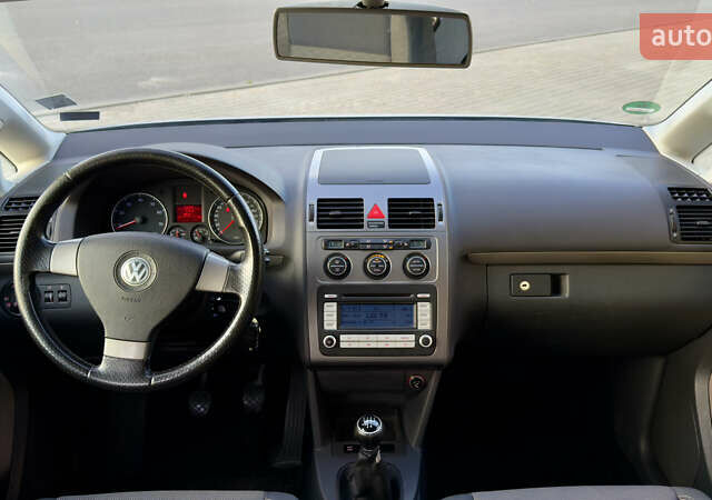 Сірий Фольксваген Туран, об'ємом двигуна 1.6 л та пробігом 218 тис. км за 8400 $, фото 23 на Automoto.ua