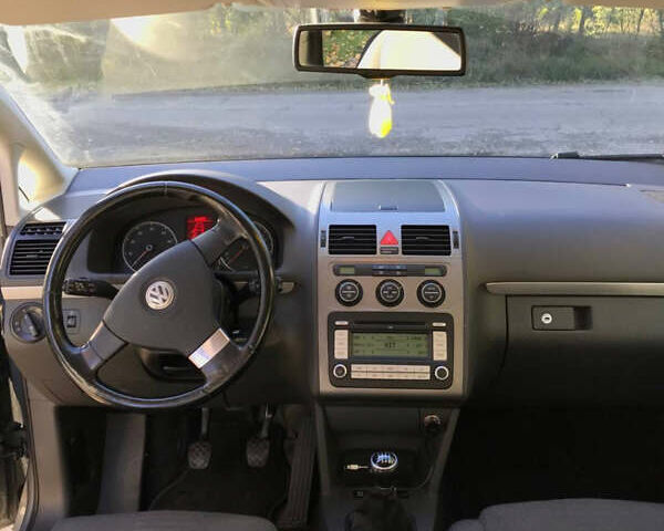 Серый Фольксваген Туран, объемом двигателя 1.4 л и пробегом 268 тыс. км за 6200 $, фото 1 на Automoto.ua