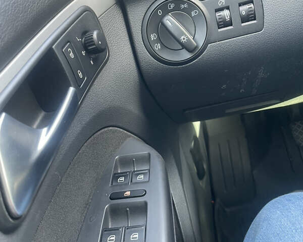 Серый Фольксваген Туран, объемом двигателя 1.39 л и пробегом 220 тыс. км за 4800 $, фото 26 на Automoto.ua