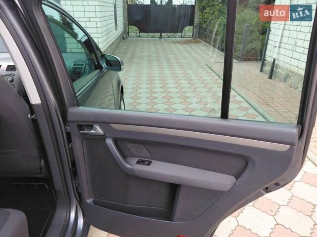 Серый Фольксваген Туран, объемом двигателя 1.6 л и пробегом 196 тыс. км за 7499 $, фото 21 на Automoto.ua