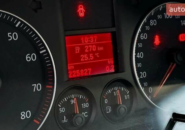 Сірий Фольксваген Туран, об'ємом двигуна 1.6 л та пробігом 225 тис. км за 7777 $, фото 29 на Automoto.ua