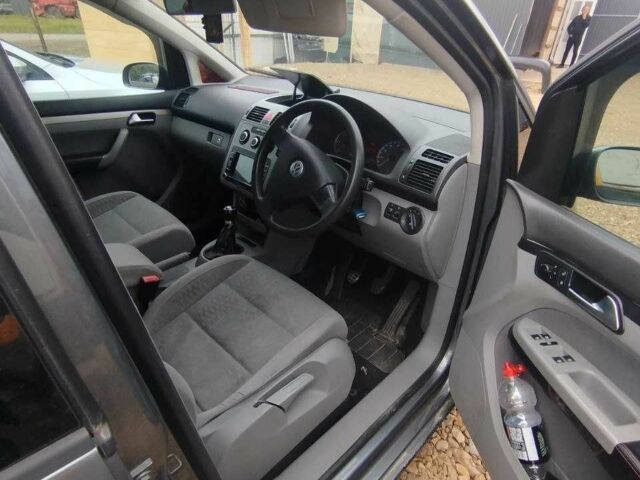 Серый Фольксваген Туран, объемом двигателя 1.9 л и пробегом 250 тыс. км за 3400 $, фото 9 на Automoto.ua