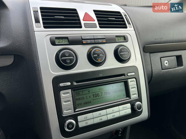 Серый Фольксваген Туран, объемом двигателя 1.6 л и пробегом 217 тыс. км за 8200 $, фото 44 на Automoto.ua